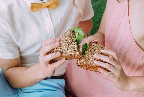 Romantyczna Młoda para na piknik Lifestyle concept - Zdjęcie, obraz