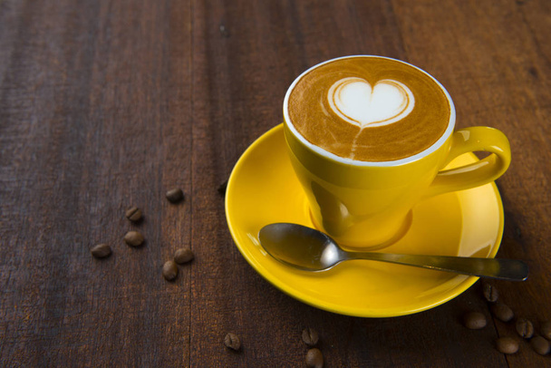 varios café arte latte sobre mesa de madera
  - Foto, imagen