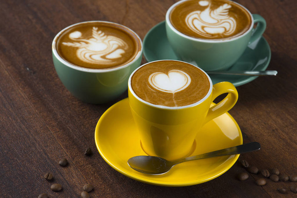 různé kávy latte art na dřevěný stůl  - Fotografie, Obrázek