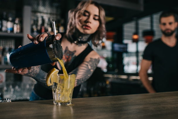 barista tatuato preparare drink al bar
 - Foto, immagini