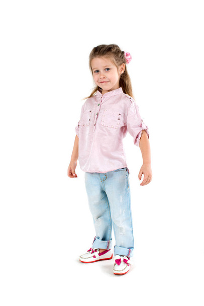το κορίτσι η ξανθιά σε ένα πουκάμισο και τζιν σε wite φόντο - Φωτογραφία, εικόνα