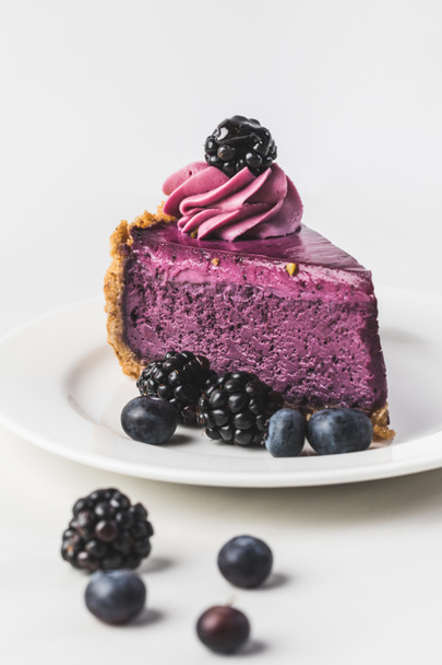 zár megjelöl kilátás az édes blueberrycake, a friss bogyós gyümölcsök a lemez elszigetelt fehér - Fotó, kép