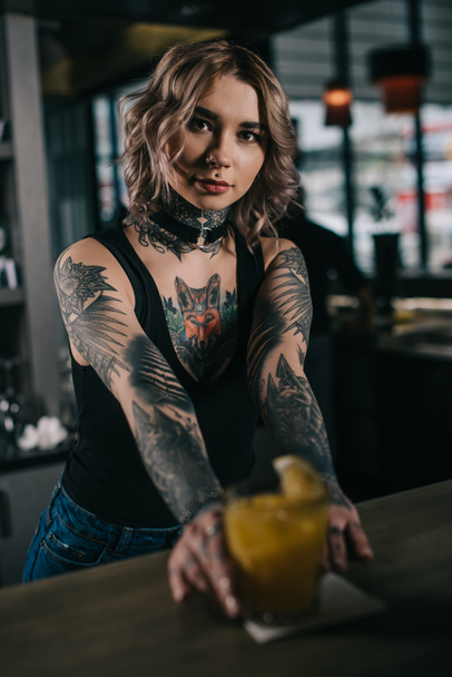 Tetovaný barman v držbě alkohol, koktejl na baru - Fotografie, Obrázek