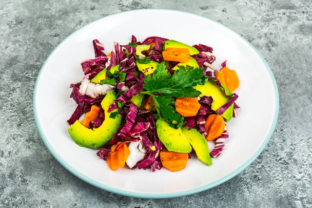 Salada vegetariana com radicchio e abacate
 - Foto, Imagem