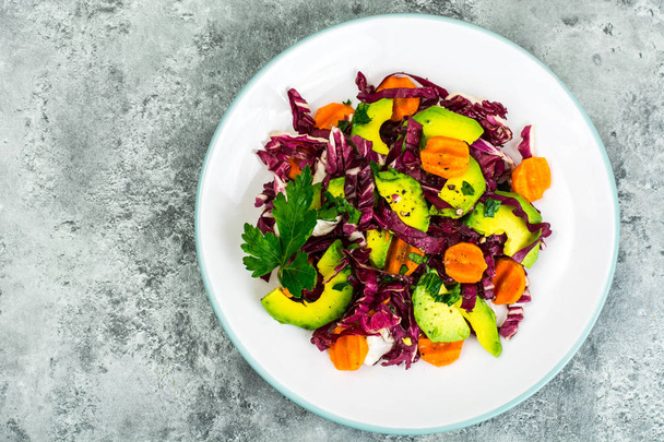 Вегетаріанський салат з радиккіо та авокадо
 - Фото, зображення