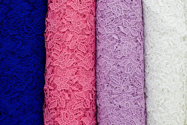 Dantel kumaş shopfront üzerinde renkli renk örnekleri - Fotoğraf, Görsel