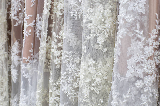 Textil blanco y beige para vestidos de novia en escaparate
 - Foto, Imagen