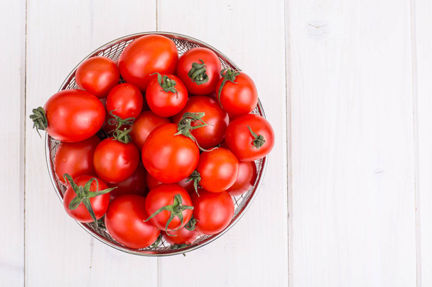 Pomidory są małe świeże czerwone dojrzałe - Zdjęcie, obraz
