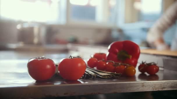 Fechar - até de salada de legumes cozidos na cozinha comercial pronto para servir, legumes frescos no fundo
 - Filmagem, Vídeo