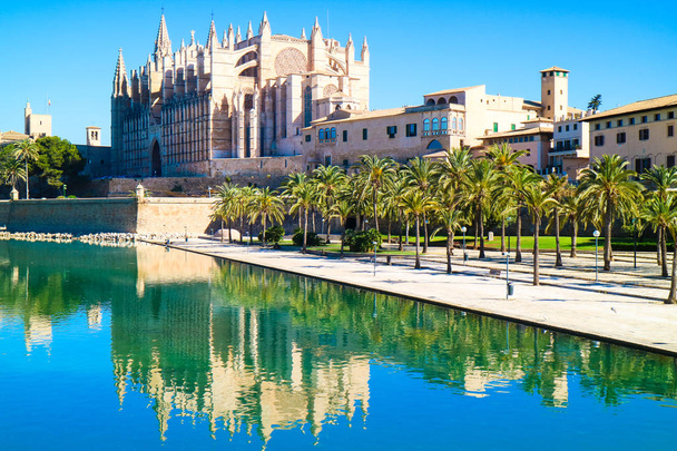La Seu - la famosa catedral católica gótica medieval. Palma de Mallorca
 - Foto, Imagen