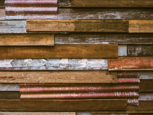 Old wood plank with galvanized iron background. - Foto, afbeelding