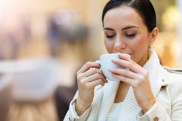 Woman drinking coffee in cafe - Foto, imagen