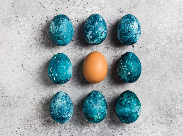 Pasen eieren rij met de hand geschilderd in blauw kleur op lichte achtergrond - Foto, afbeelding