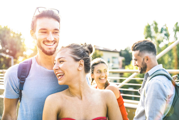 Skupina Happy přátelé těší výletu po městě park - koncept přátelství s mladými lidmi na jaro léto hadřík baví spolu - jasné teplé barvy tónů s vintage sluneční filtr - Fotografie, Obrázek