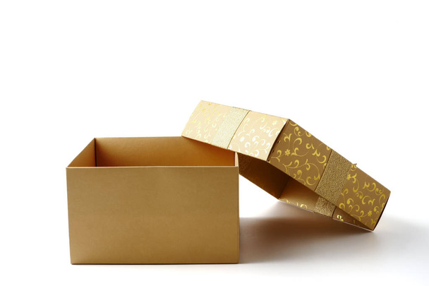 Caja de regalo de oro abierta sobre fondo blanco
. - Foto, imagen