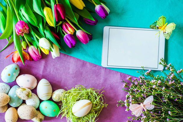 Blank tablet screen with free copyspace and easter and spring de - Foto, imagen
