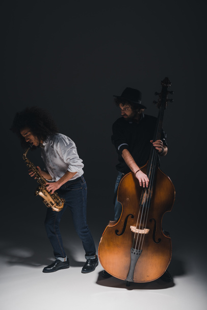duet jazzmani grając na czarny trąbka i saksofon - Zdjęcie, obraz