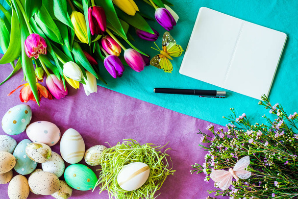 Blank notebook with free copyspace and easter and spring decorat - Foto, imagen