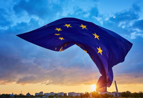 gökyüzünde Avrupa Birliği'nin en büyük bayrağı yükselişi - Fotoğraf, Görsel