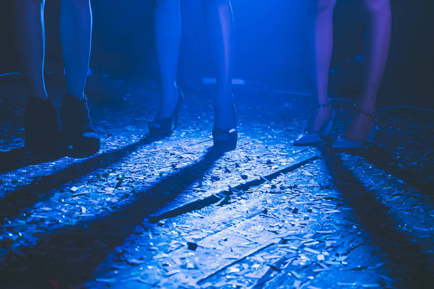 Ноги танцюючих людей на вечірці
. - Фото, зображення