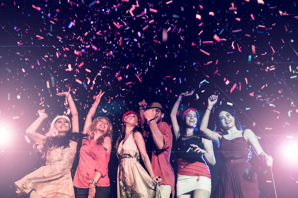 Новый год, праздники, празднование, ночная жизнь и люди концепции - Молодые люди весело танцуют на вечеринке
. - Фото, изображение