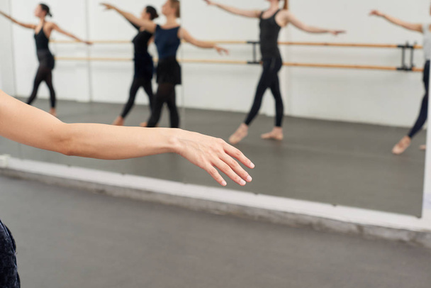 Mano de bailarina de ballet femenina, enfoque selectivo
 - Foto, Imagen