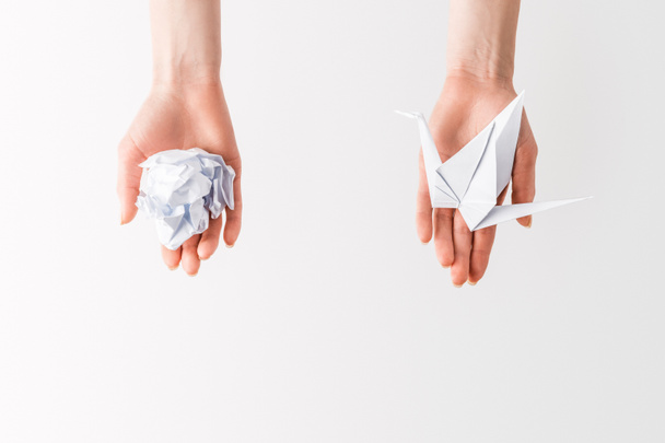 tiro recortado de mujer sosteniendo pelota y pájaro hecho de papel en manos aisladas en gris, medio ambiente y concepto de reciclaje
 - Foto, Imagen