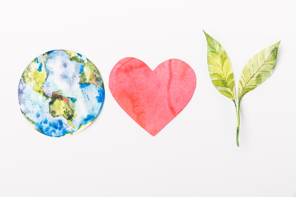 vista superior del globo de papel hecho colorido, corazón rojo y planta verde aislado en gris, reciclaje y concepto de protección del medio ambiente
 - Foto, imagen