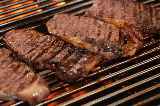 Biefstuk op de grill - Foto, afbeelding