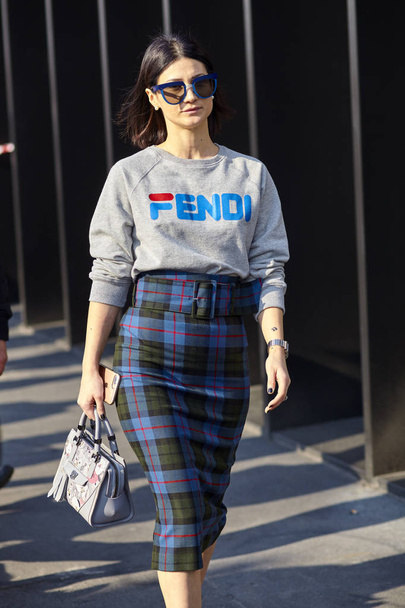 MILÁN, ITALIA - 21 DE FEBRERO: Una persona de moda se ve fuera de Gucci durante la Semana de la Moda de Milán Otoño / Invierno 2018 / 19 en 21 de febrero de 2018 en Milán, Italia
. - Foto, imagen