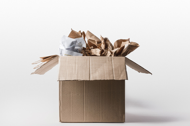 vista de cerca de la caja de cartón con papeles en el interior aislados en blanco
 - Foto, Imagen