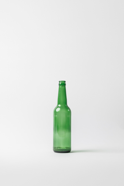 Nahaufnahme leere Glasflasche isoliert auf grau, Recyclingkonzept - Foto, Bild