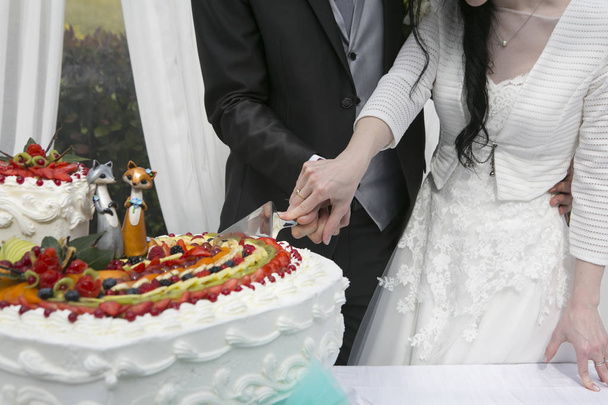 Cięcia ciasta w dzień ślubu - Zdjęcie, obraz