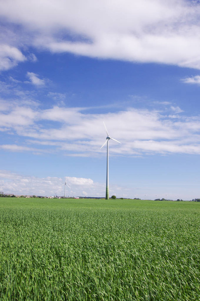 Альтернативные источники энергии - ветряные турбины, окруженные природой
 - Фото, изображение