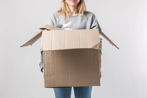 частковий вигляд жінки, що тримає картонну коробку зі сміттям в руках, концепція переробки
 - Фото, зображення