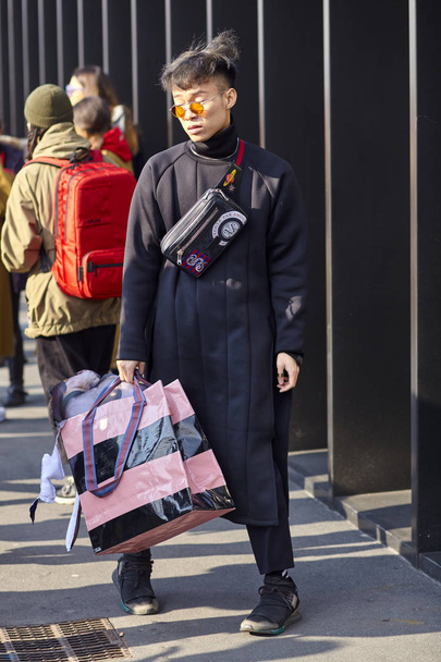 MILANO, ITALIA - 21 FEBBRAIO: Una persona alla moda viene vista fuori da Gucci durante la Milano Fashion Week Autunno / Inverno 2018 / 19 il 21 febbraio 2018 a Milano, Italia
. - Foto, immagini