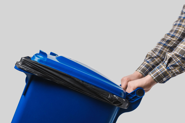 vista parcial del limpiador con contenedor de basura aislado en gris
 - Foto, Imagen