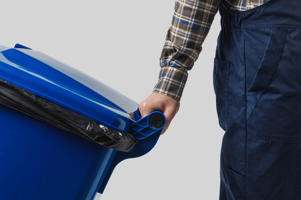 vista parcial del limpiador con contenedor de basura aislado en gris
 - Foto, Imagen