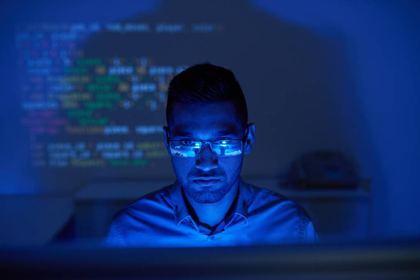 Testeur logiciel indien vérifiant le code sur l'écran de l'ordinateur
 - Photo, image
