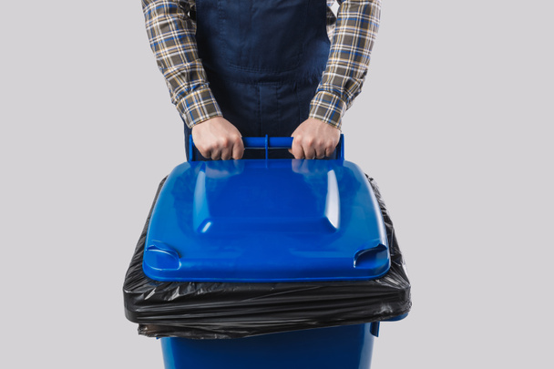 vista parcial del limpiador con contenedor de basura aislado en gris
 - Foto, imagen