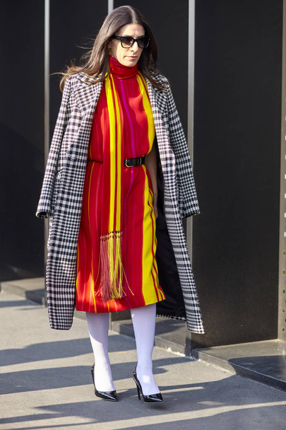 Milan, Olaszország - február 21: A divatos személy látható kívül Gucci során Milánó divat héten őszi-téli 2018/19 a február 21-én 2018-ban, Milánó, Olaszország. - Fotó, kép