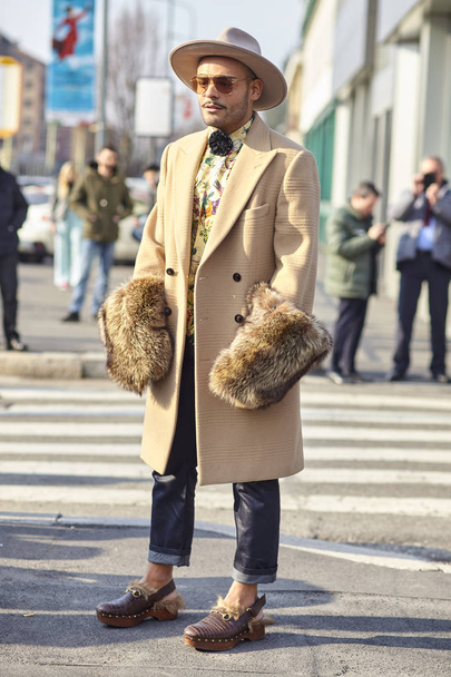 MILÁN, ITALIA - 21 DE FEBRERO: Una persona de moda se ve fuera de Gucci durante la Semana de la Moda de Milán Otoño / Invierno 2018 / 19 en 21 de febrero de 2018 en Milán, Italia
. - Foto, Imagen