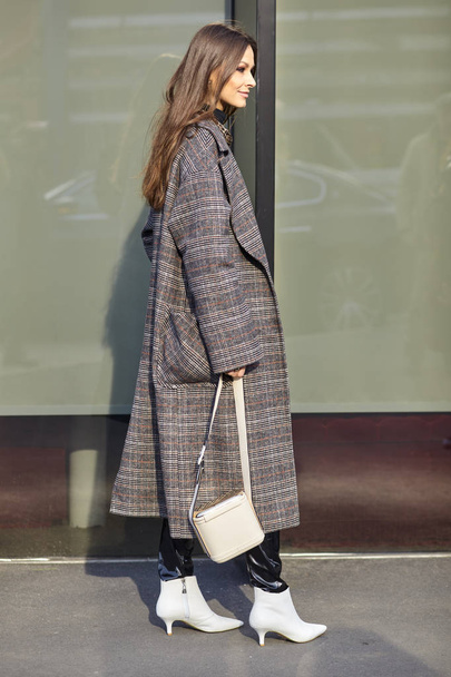 Mediolan, Włochy - 21 lutego: Modne osoba jest widoczny poza Gucci podczas Milan Fashion tydzień jesień/zima 2018/19 na 21 lutego 2018 w Mediolan, Włochy. - Zdjęcie, obraz