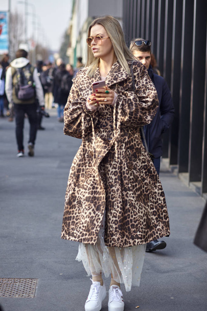 Мілан, Італія - 21 лютого: Модні людина розглядається поза Gucci під час Milan Fashion тижня осінь/зима 2018/19 на 21 лютого 2018 в Мілані, Італія. - Фото, зображення