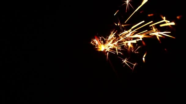 Close-up van een vuurwerk sparkler over zwart - Video