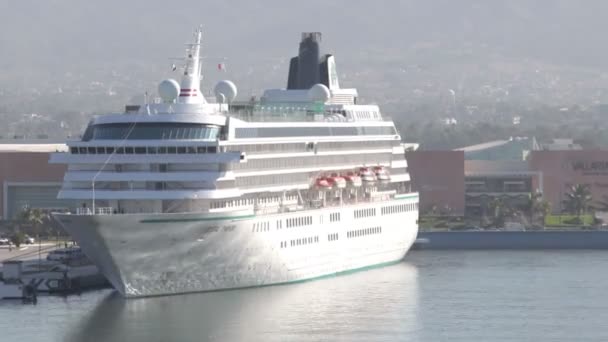 Um grande navio de cruzeiro no porto em puerto vallarta
 - Filmagem, Vídeo