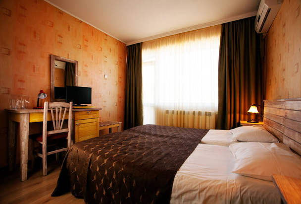 Warm colored light in bedroom at hotel - Foto, imagen
