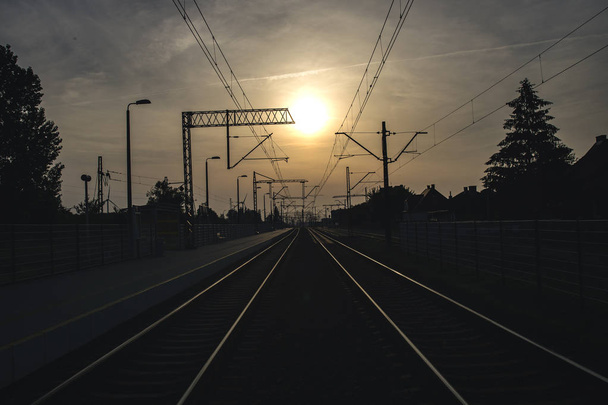 Ferrocarriles al atardecer
 - Foto, Imagen