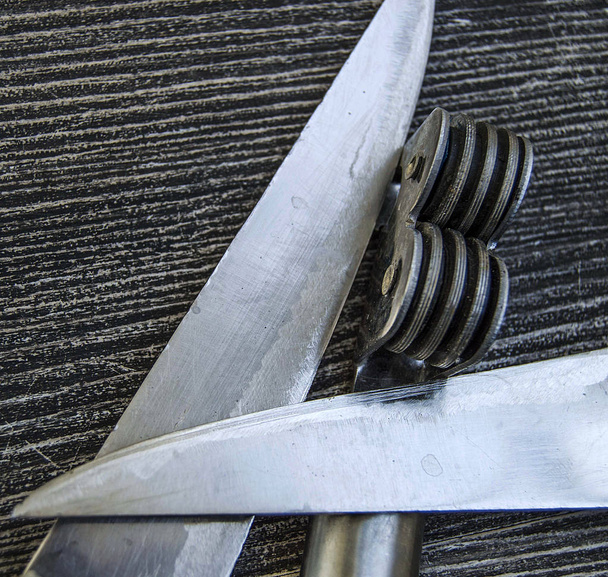 Couteaux se tient à côté des outils de meulage de lame, outil d'affûtage de couteau
, - Photo, image