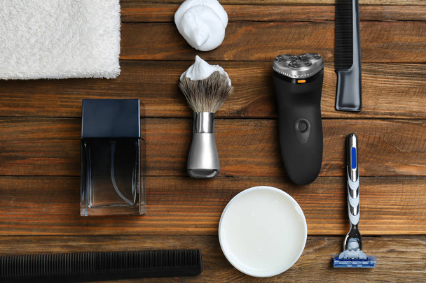 Shaving accessories for man on wooden table - Foto, imagen